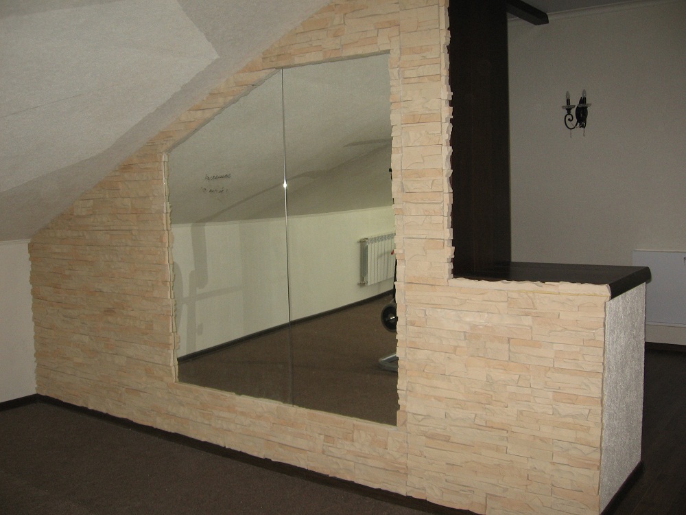 Зеркало в обрамлении искусственного камня